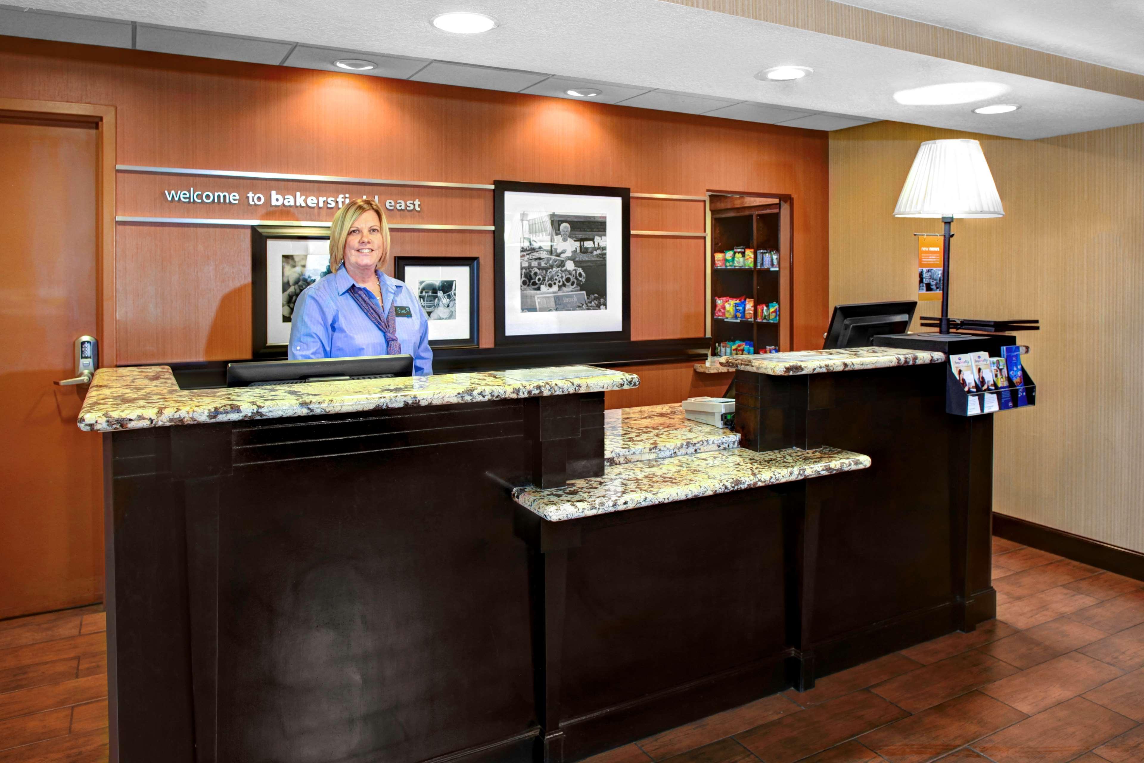 Hampton Inn And Suites Bakersfield / Highway 58 Экстерьер фото