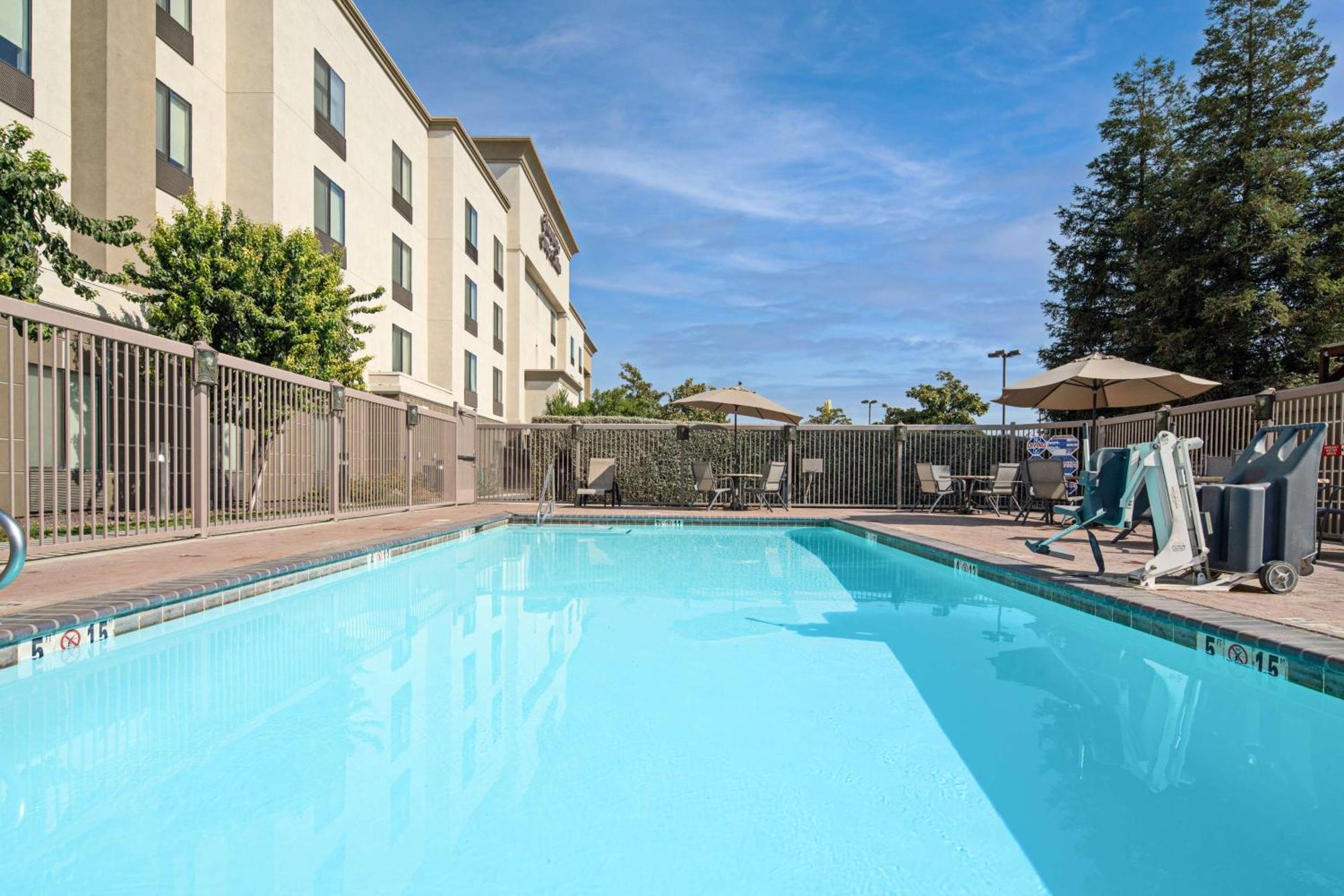 Hampton Inn And Suites Bakersfield / Highway 58 Экстерьер фото